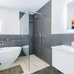 Spacious With Pool, Hot Tub And Large Garden *