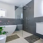 Spacious With Pool, Hot Tub And Large Garden *