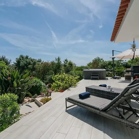 Spacious With Pool, Hot Tub And Large Garden Luz