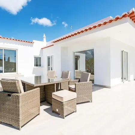 Spacious With Pool, Hot Tub And Large Garden Villa