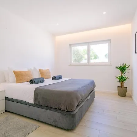 Villa Spacious With Pool, Hot Tub And Large Garden