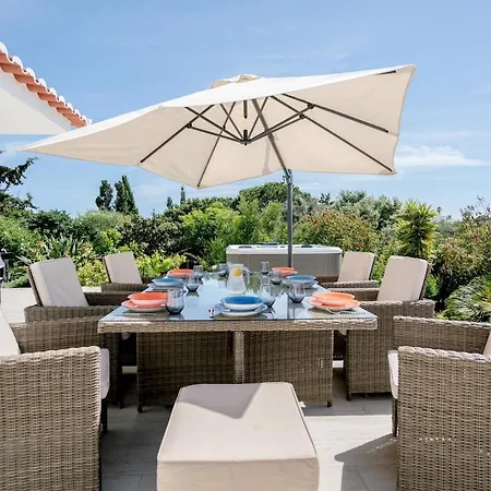 Spacious With Pool, Hot Tub And Large Garden Villa