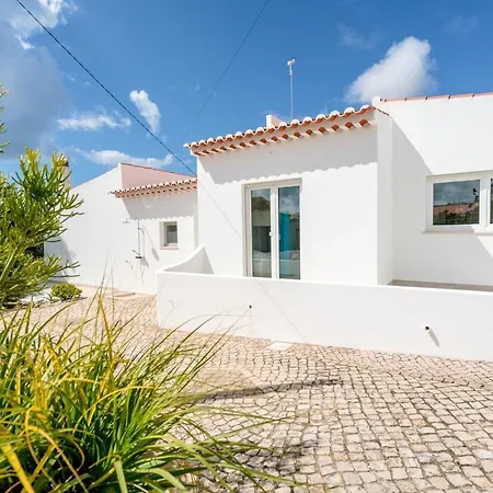 Villa Spacious With Pool, Hot Tub And Large Garden