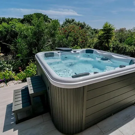 Spacious With Pool, Hot Tub And Large Garden Luz