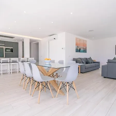 Spacious With Pool, Hot Tub And Large Garden Villa