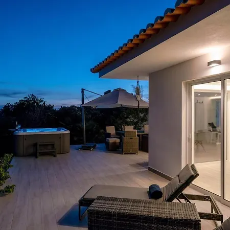 Spacious With Pool, Hot Tub And Large Garden Villa