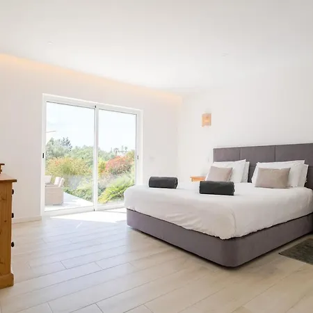 Spacious With Pool, Hot Tub And Large Garden