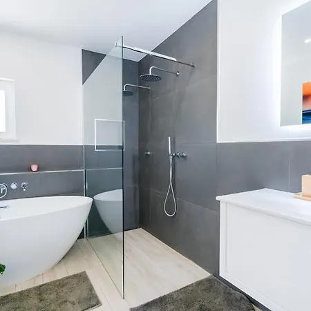 Spacious With Pool, Hot Tub And Large Garden *