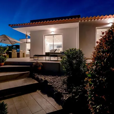 Spacious With Pool, Hot Tub And Large Garden Villa *