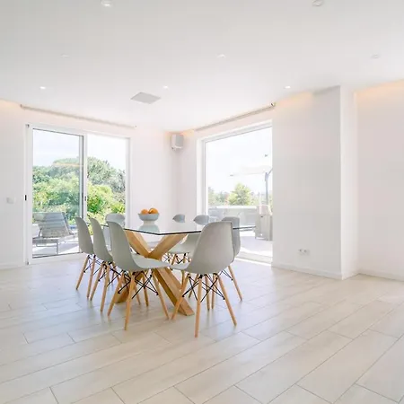 Spacious With Pool, Hot Tub And Large Garden Villa *