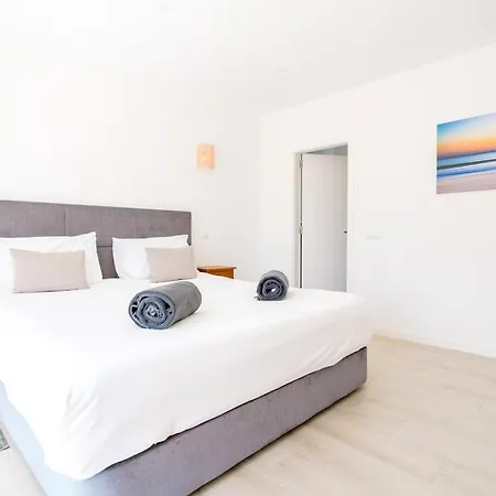 Spacious With Pool, Hot Tub And Large Garden *