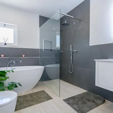 Spacious With Pool, Hot Tub And Large Garden *