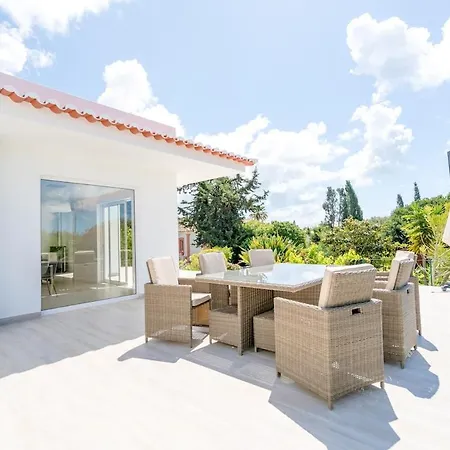 Spacious With Pool, Hot Tub And Large Garden *
