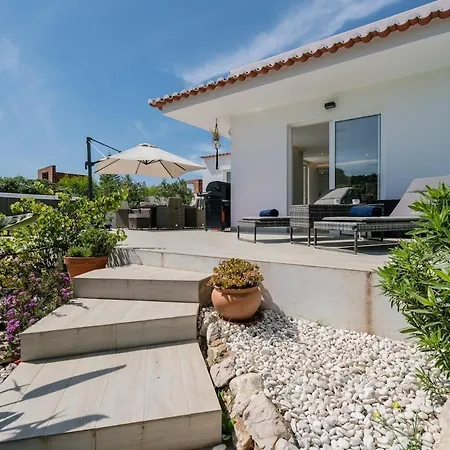 Spacious With Pool, Hot Tub And Large Garden Luz