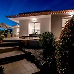 Spacious With Pool, Hot Tub And Large Garden Villa *