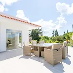 Spacious With Pool, Hot Tub And Large Garden *