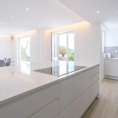 Spacious With Pool, Hot Tub And Large Garden Villa *