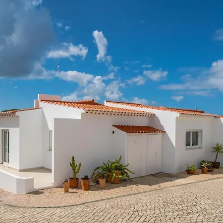 Villa Spacious With Pool, Hot Tub And Large Garden