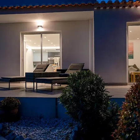 Villa Spacious With Pool, Hot Tub And Large Garden