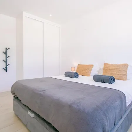 Spacious With Pool, Hot Tub And Large Garden Villa